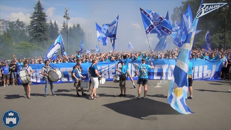 Вираж фанаты зенита. Фанаты зенита. Зенит лев на стадионе. Фанаты зенита на петровском. Фанаты зенита видео.