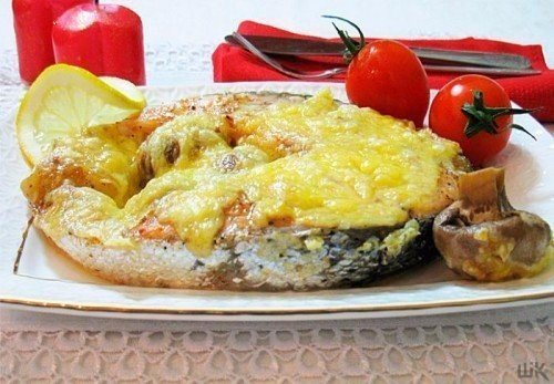 РЫБКА В ДУХОВКЕ: ЛУЧШИЕ РЕЦЕПТЫ Что может быть вкуснее 1) ЛОСОСЬ В ДУХОВКЕ ИНГРЕДИЕНТЫ:Филе лосося 600 гЛимон 1 шт Лавровый лист 4 штЛук репчатый 1 шт по желанию Соль по вкусу Перец горошком по