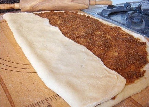 Изумительно нежные ореховые булочки НУЖНО: Для теста: Мука 1 кг Сахар 130 г Соль 2 ч. л. Свежие дрожжи 42 г или Сухие дрожжи 20 г Теплое молоко 500 мл. Сливочное масло мягкое 150 г Подсолнечное