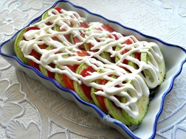 Крутейшие кабачки, запеченные с помидорами и сыром. Кабачки, запеченные с помидорами и сыром, - очень лёгкое, полезное блюдо.НУЖНО:помидоры - 1-2 шт.;кабачок - 200-250 г;перец болгарский сладкий