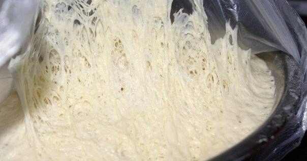 Пирожки с мясной начинкой Что нужно: Молоко 400 гМасло сливочное 150 гСахар 2 ст. л.Соль 0,5 ч. л.Дрожжи сухие 2 ч. л.Мука 700750 гНачинка:Мясной фарш 700 гЛук 23 шт.ЗеленьПомидор без кожицы