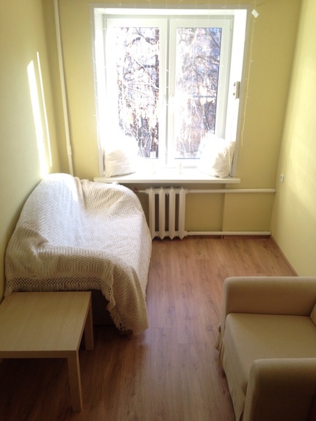 Фото: Освобождается комната в 2-ой квартире. Комната небольшая, но уютная. <br>В квартире есть вся необходимая техника. Общий санузел, с новой сантехникой. 3 этаж. <br>В соседях я и кошка. <br>Логистика:<br>- 3 минуты до м. Текстильщики, 5 мин. до ж/д платформы Текстильщики. Электричка ходит каждые 10 минут. <br>Инфраструктура Вас порадует. Все основные магазины в пешей доступности. Особенно приятно, что около дома есть рынок со свежими фруктами, овощами и горячим хлебом. Недалеко от дома пруд с прогулочной/беговой дорожкой, а в 20 минутах парк Кузьминки. <br>Стоимость 18 000 + ку в месяц. <br>Оплата последнего месяца 20 000. <br>Заезд до конца ноября.