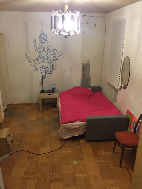 Фото: Сдаётся комната в 3-х комнатной квартире 1 девушке! На длительный срок, заезжать можно с 5 по 20 июля <br>М. Крылатское (10 мин пешком, 3 мин на автобусе) 5 мин до магазина «пятёрочка», супермаркеты Перекресток и Виктория рядом с метро; в квартире проживают три девушки, все работают, дома не часто.<br>В комнате два балкона, новый двуспальный диван, шкаф, проведён интернет.<br>15000 + ку (2000 зимой, 1500 летом)+ залог 10000 (можно разбить по частям, возвращается при выезде).