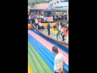 "Бамбуковый мост" традиционное китайское развлечение, которое может быть как праздничным, так и соревновательным... (видео)